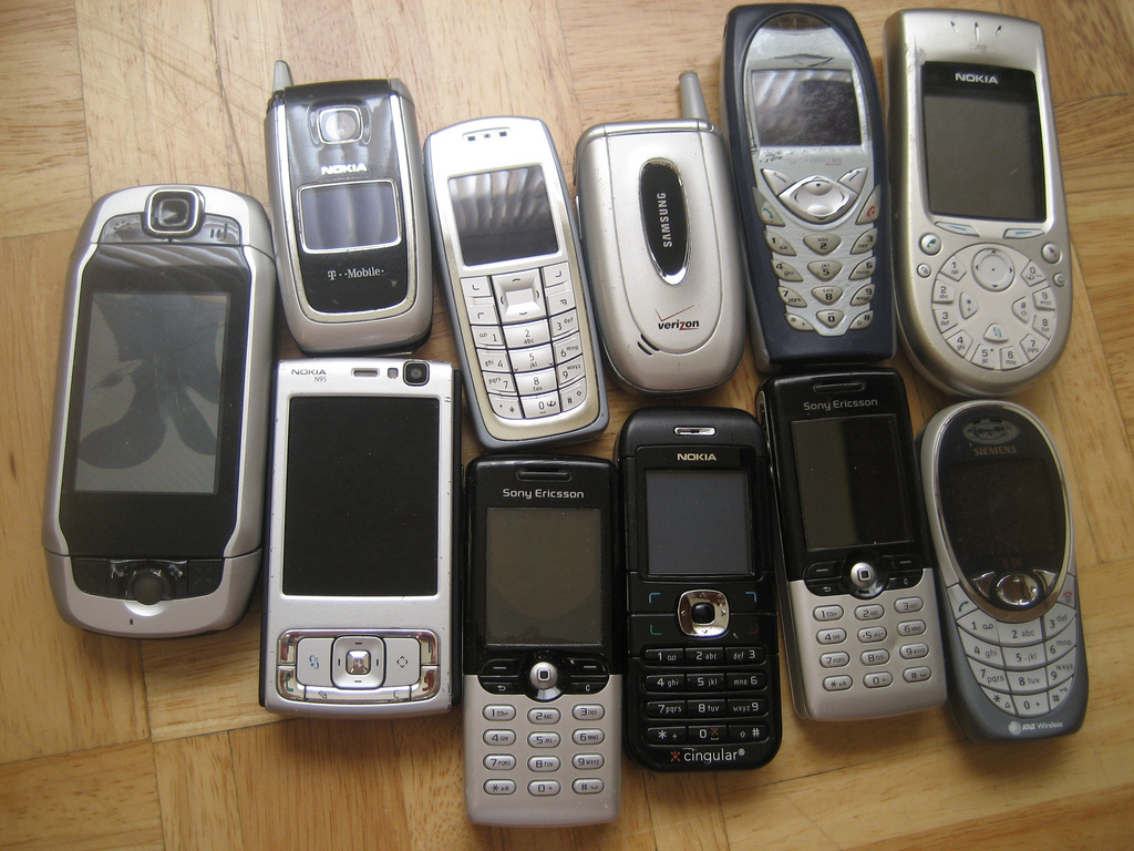 Lot of mobile phones + accessories (FREE)