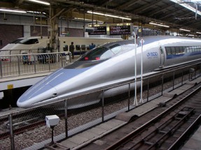 500_series_Shinkansen_train_at_Tokyo_Station_opt