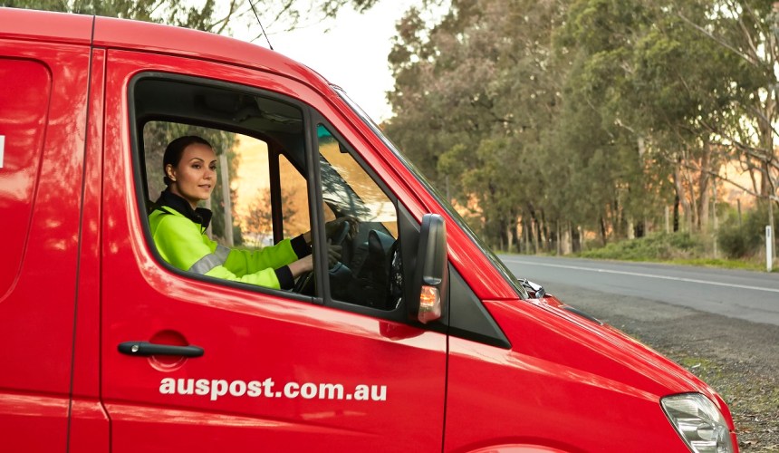 Aus Post retrains posties, cuts priority letters